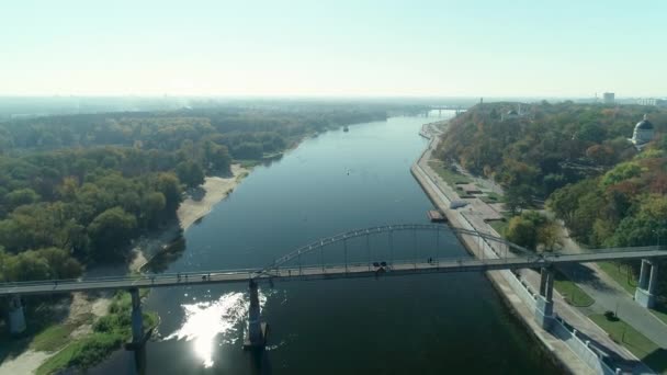 晴れた日には ゴメル市内の堤防沿いのソジ川の空中ビュー — ストック動画