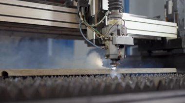 Endüstriyel CNC lazer kesme makinesi eski ahşabın parçalarını keser