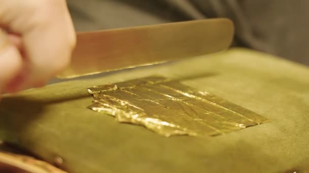 Καλλιτέχνης Κόβει Φύλλα Χρυσού Ένα Ειδικό Μαχαίρι Κομμάτια Για Εφαρμοστεί — Αρχείο Βίντεο