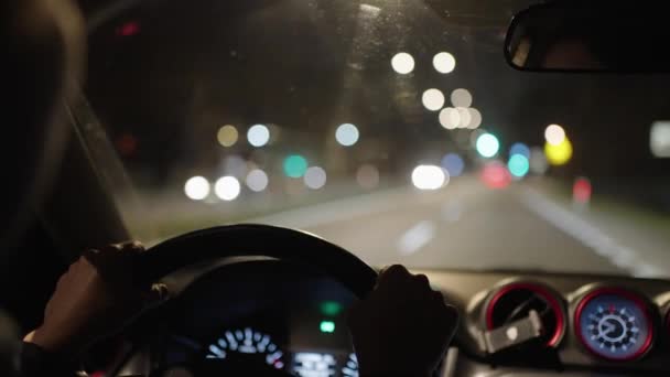 Een Vrouw Rijdt Met Een Auto Macht Door Buitenwijken Van — Stockvideo