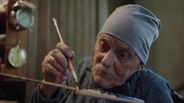 Starší Pán Pracuje Své Dílně Obnovuje Japonský Deba Nůž Pochvou — Stock video