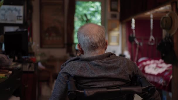 Starý Muž Invalidním Vozíku Odpočívá Postele Své Ložnici — Stock video