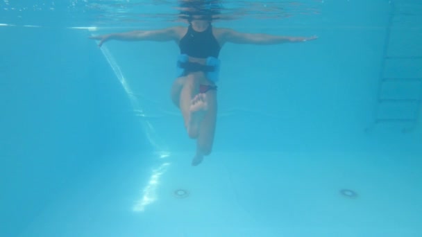 Una Mujer Joven Realiza Ejercicios Aqua Fitness Piscina Vista Submarina — Vídeos de Stock