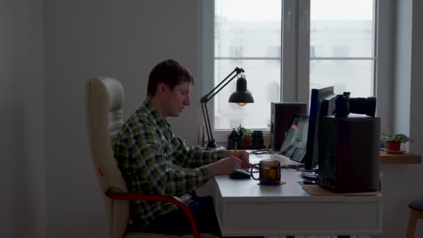 在客厅里 一个年轻人在他家里的桌子旁放着一个视频 远程在线工作概念 — 图库视频影像