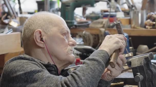 Oudere Meesterjuwelier Rolstoel Werkt Een Werkplaats Met Een Bankschroef — Stockvideo