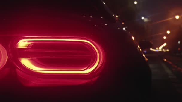 Egy Fekete Sportkocsi Hátsó Lámpája Parkol Utcán Világít Egy Éjszakai — Stock videók