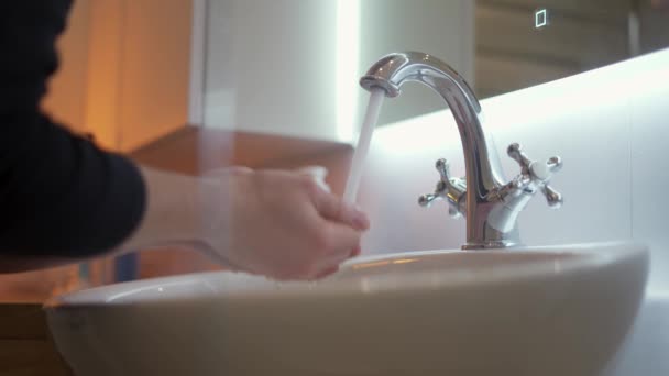 Anak Muda Mencuci Muka Kamar Mandi Rumah Konsep Kebersihan — Stok Video