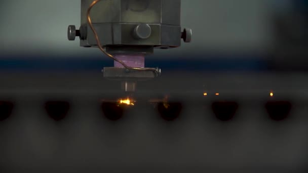 Industriële Laser Snijdende Metalen Plaat Met Heldere Sprankelingen — Stockvideo