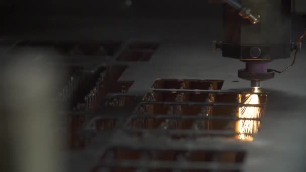 明るい輝きを持つ産業用レーザー切断金属シート — ストック動画