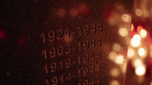 第二次世界大戦の記念碑墓石すべての聖人の日の夜に墓地に輝く墓のろうそくによって照らされた — ストック動画