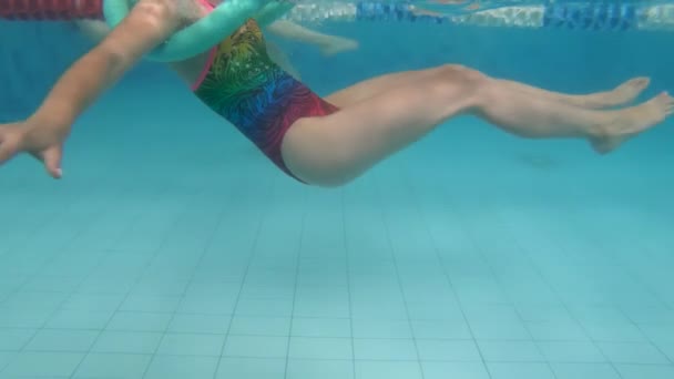 Une Jeune Femme Fait Des Exercices Aquagym Dans Piscine Vue — Video