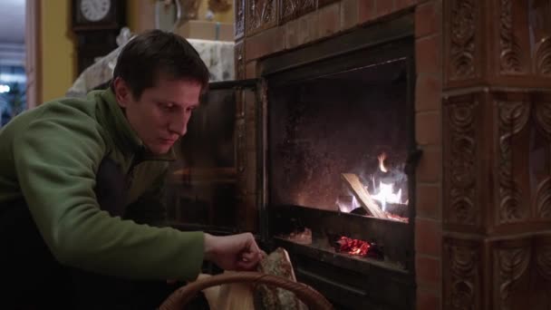 Mężczyzna Wkładający Drewno Kominka Domu Podtrzymuje Ogień — Wideo stockowe