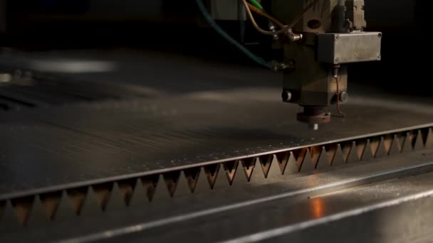 産業用Cncレーザー切断機は 明るい輝きで金属板を切断します — ストック動画
