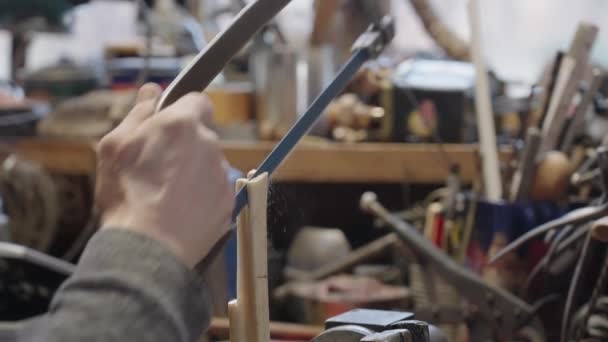 Oudere Meesterjuwelier Rolstoel Werkt Een Werkplaats Met Een Bankschroef — Stockvideo