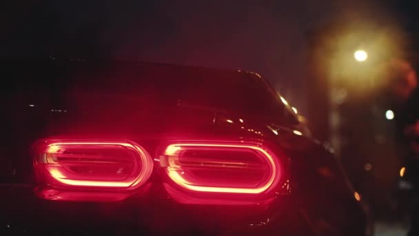 Черный Спортивный Автомобиль Задний Фонарь Светится Темноте Ночного Города Мигающий — стоковое видео