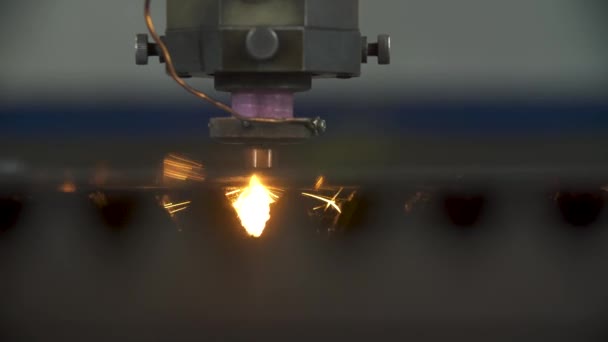 Tôle Découpe Laser Industrielle Avec Des Étincelles Brillantes — Video