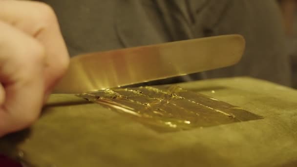 Umělec Krájí Zlatý List Speciálním Nožem Kousky Které Aplikují Olejomalbu — Stock video