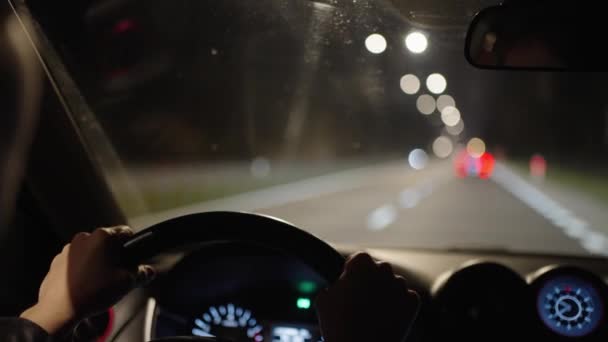 女性が大都市の郊外を車で移動するかもしれない — ストック動画