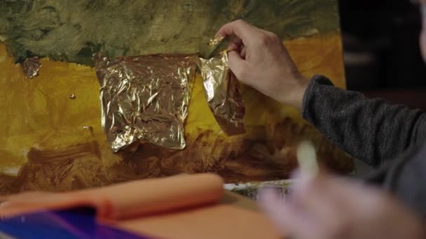 Starszy Artysta Wózku Inwalidzkim Stosuje Złoto Obrazu Olejnego Płótnie — Wideo stockowe