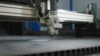 Endüstriyel CNC lazer kesim makinesi parlak parıltılarla metal levha kesiyor