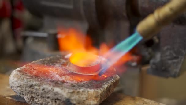 Craftsman Soldering Metal Tip Scabbard Workshop — Vídeos de Stock
