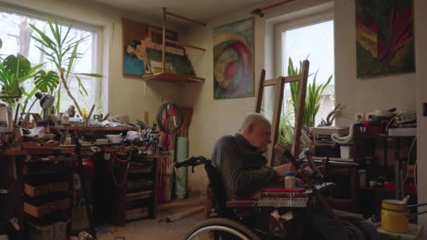 Ανώτερος Ηλικιωμένος Κοσμηματοπώλης Αναπηρική Καρέκλα Από Την Εργασία Ένα Εργαστήριο — Αρχείο Βίντεο