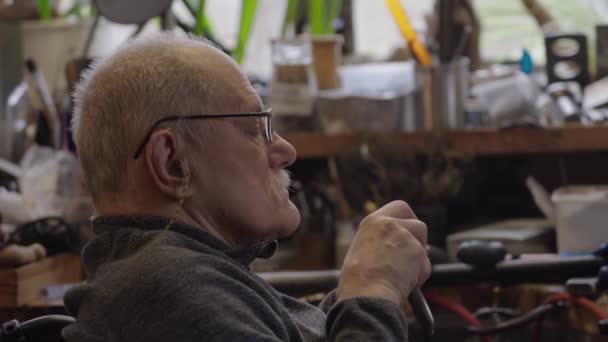 ワークショップでの作業による車椅子高齢者マスタージュエリー — ストック動画