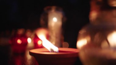 Azizler Günü bayramında gece mezarlıkta parlayan mumlar.