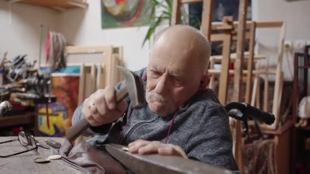 Senior Elderly Master Jeweler Wheelchair Works Workshop Anvil — 图库视频影像