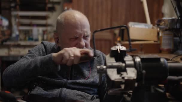 Tekerlekli Sandalyedeki Kıdemli Yaşlı Kuyumcu Bir Atölyede Çalışıyor — Stok video