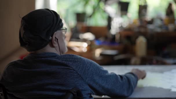Ανώτερος Καλλιτέχνης Μια Αναπηρική Καρέκλα Εφαρμόζει Χρυσό Στην Ελαιογραφία Καμβά — Αρχείο Βίντεο