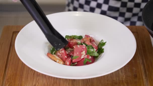 Chef Está Servindo Salada Legumes Frescos Com Cuscus Camarões — Vídeo de Stock
