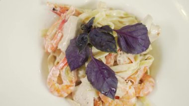 Fetuccini makarna, karides ve krema soslu tavuk.