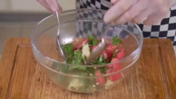 厨师正在把新鲜蔬菜沙拉和软糖混合在一个玻璃碗里 — 图库视频影像