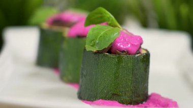 Ev yapımı İtalyan usulü kabak dolması sunumu. Yakın çekim.