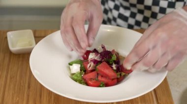 Şef karpuz ve peynirli sebze salatası servis ediyor.