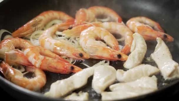 Chef Fait Frire Des Crevettes Filet Poulet Dans Une Poêle — Video