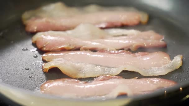 Kocken Steka Bacon Skivor Kastrull — Stockvideo
