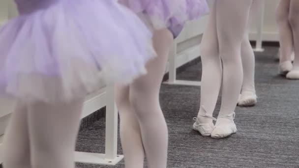Küçük Kızlar Koreografi Eğitimi Sırasında Bale Egzersizleri Yaparlar — Stok video