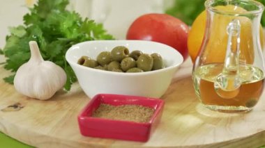 Pişmiş sebze yemeği için farklı taze sebzeler ve sebzeler.