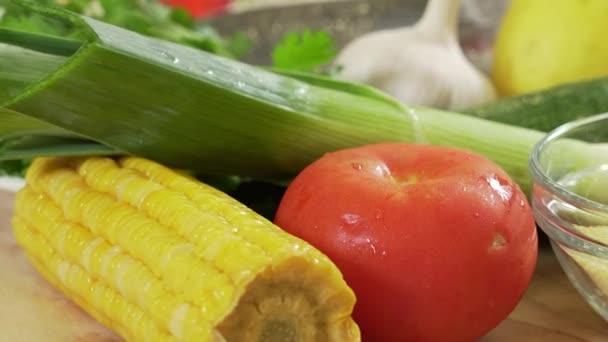 Olika Färska Grönsaker Och Grönt Som Ingredienser Till Bakat Vegetabiliskt — Stockvideo