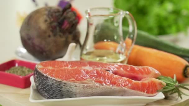 生鲑鱼牛排和其他配料 使晚餐在桌子上旋转 — 图库视频影像