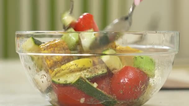 Mujer Está Sazonando Verduras Frescas Verduras Tazón Vidrio Para Hornear — Vídeo de stock