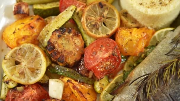 Pieczone Ryby Grillowanymi Warzywami Obracającymi Się — Wideo stockowe