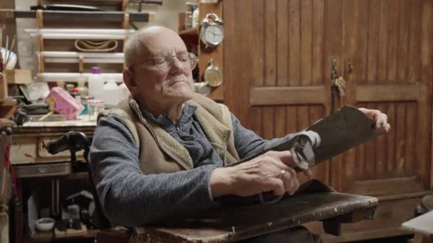 轮椅行业的资深珠宝大师在一家修车厂切割锡片 — 图库视频影像