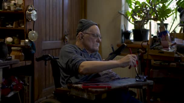Starszy Mężczyzna Mistrz Pracuje Swoim Warsztacie Przywracając Japońską Pochwę Miecza — Wideo stockowe