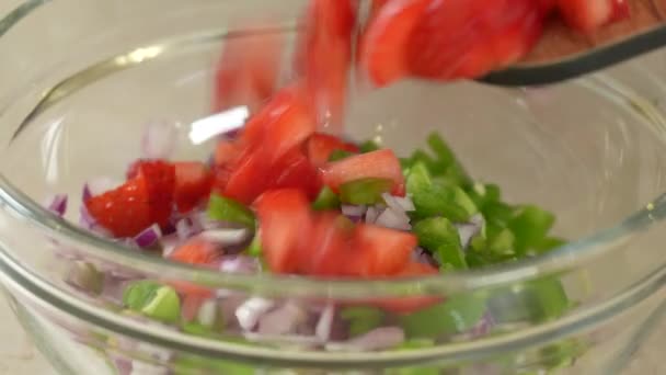 厨师正在把蔬菜沙司和草莓放在玻璃碗里搅拌 — 图库视频影像