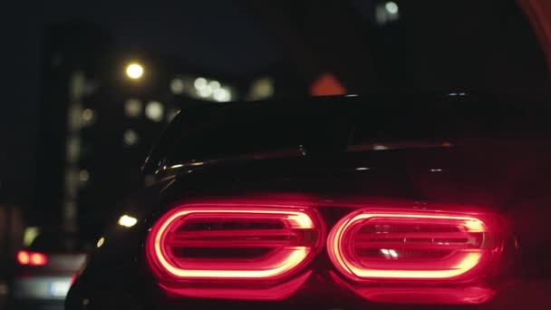 Černé Sportovní Auto Zadní Světlo Zářící Tmě Nočního Města Blikající — Stock video