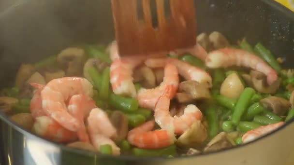 Chef Stirring Shrimps Green Beans Mushrooms Frying Pan — Stock Video