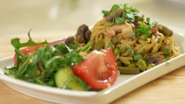 配以虾仁 蘑菇和青豆的意大利面配以新鲜蔬菜沙拉 — 图库视频影像